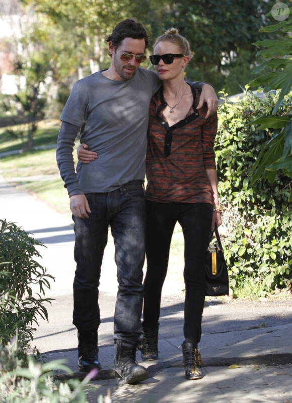 Kate Bosworth et son petit ami Michael Polish sortent de la boutique Burton à Los Angeles, se promènent dans les rues ensoleillées avant d'aller déjeuner au restaurant Le Village idiot le 28 décembre 2011