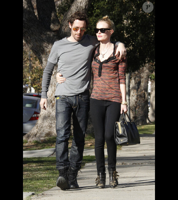 Kate Bosworth et son petit ami Michael Polish sortent de la boutique  Burton à Los Angeles, se promènent dans les rues ensoleillées avant  d'aller déjeuner au restaurant Le Village idiot le 28 décembre 2011