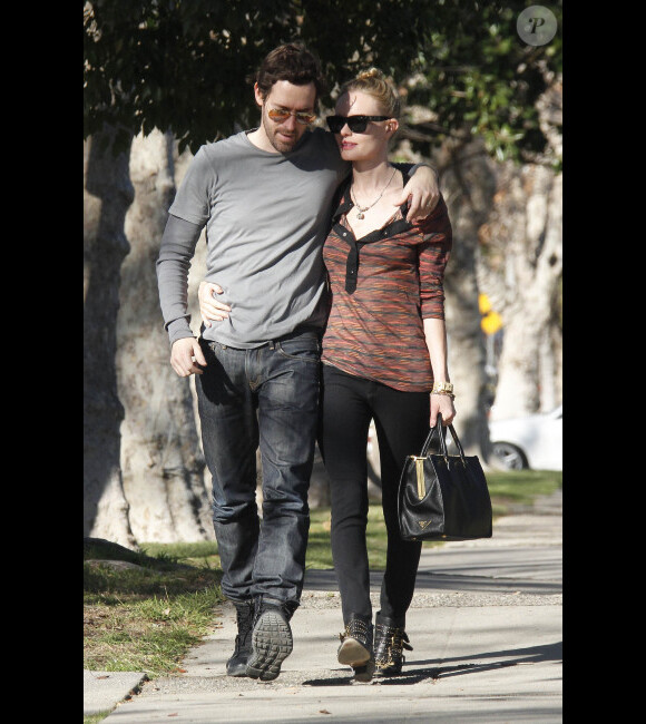 Kate Bosworth et son petit ami Michael Polish sortent de la boutique  Burton à Los Angeles, se promènent dans les rues ensoleillées avant  d'aller déjeuner au restaurant Le Village idiot le 28 décembre 2011