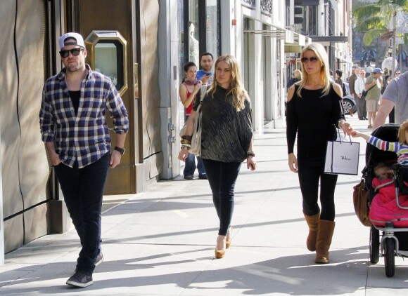 Hilary Duff enceinte, se promène avec son mari Mike Comrie, à Los Angeles le 29 décembre 2011