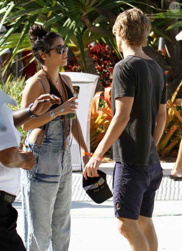 Vanessa Hudgens et son petit-ami Austin Butler main dans la main à Miami le 29 décembre 2011
