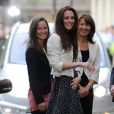  Les filles Middleton à la veille du mariage de Kate, le 28 avril 2011, devant le Goring Hotel. 
 En 2011, il n'y a pas que la vie de Kate Middleton qui a changé : celle de sa soeur Pippa Middleton aussi. 