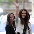 Les filles Middleton à la veille du mariage de Kate, le 28 avril 2011, devant le Goring Hotel. 
 En 2011, il n'y a pas que la vie de Kate Middleton qui a changé : celle de sa soeur Pippa Middleton aussi. 