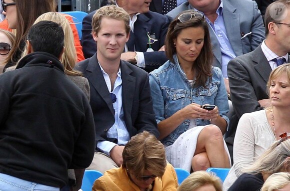 Pippa Middleton au tournoi du Queen's, à Londres, le 9 juin 2011, pour y voir jouer, en compagnie de son ex George Percy, Andy Murray.
En 2011, il n'y a pas que la vie de Kate Middleton qui a changé : celle de sa soeur Pippa Middleton aussi.