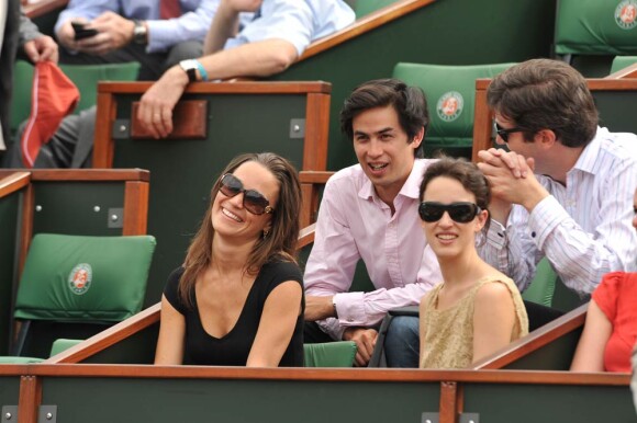 Pippa Middleton à Roland-Garros, à Paris, fin mai 2011, avec des amis.
En 2011, il n'y a pas que la vie de Kate Middleton qui a changé : celle de sa soeur Pippa Middleton aussi.