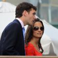  Pippa Middleton avec son boyfriend (à l'époque) Alex Loudon le 29 juin 2011, devant Tsonga-Federer. 
 En 2011, il n'y a pas que la vie de Kate Middleton qui a changé : celle de sa soeur Pippa Middleton aussi. 