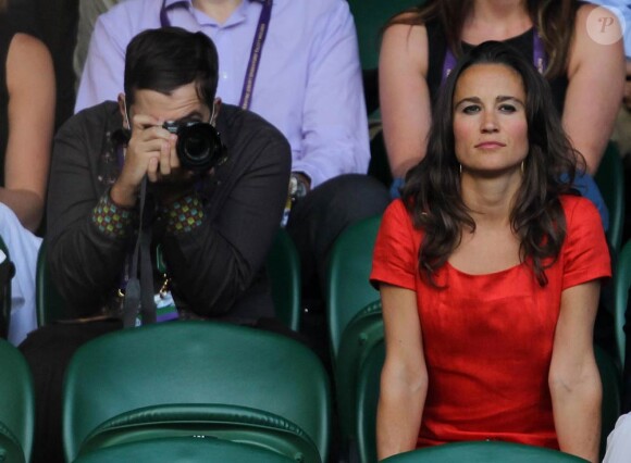 Pippa Middleton avec son boyfriend (à l'époque) Alex Loudon le 29 juin 2011, devant Tsonga-Federer.
En 2011, il n'y a pas que la vie de Kate Middleton qui a changé : celle de sa soeur Pippa Middleton aussi.