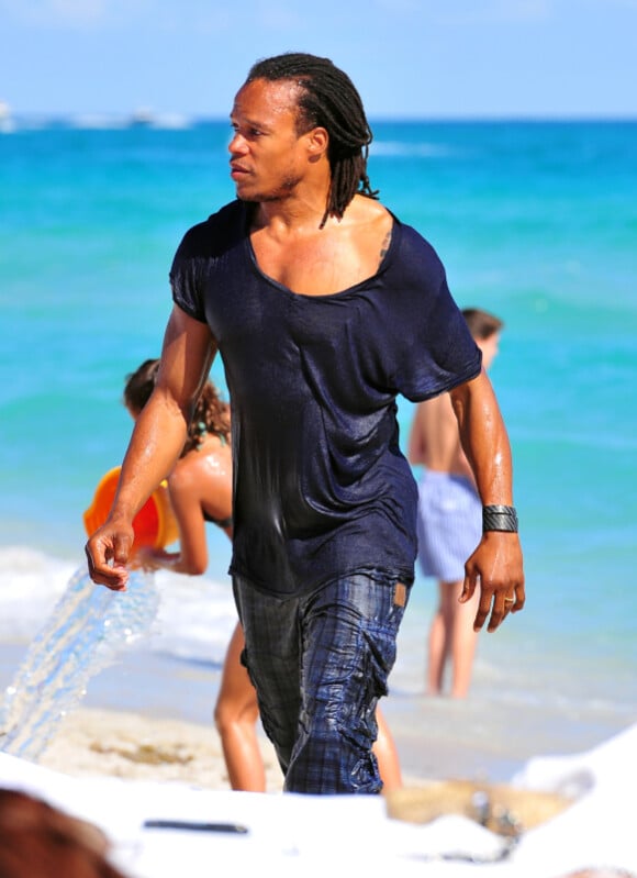 Edgar Davids, sirène sortant de l'eau le 1er janvier 2012 à Miami