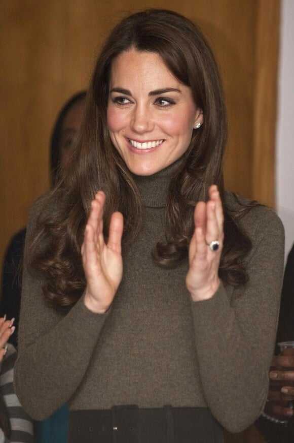 Kate Middleton (photo : le 21 décembre 2011 lors d'une visite dans un foyer de Centrepoint) aura 30 ans le 9 janvier 2012. La duchesse de Cambridge risque d'être gâtée : sa soeur Pippa Middleton et son beau-frère le prince Harry sont en charge des festivités.