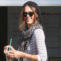 Jessica Alba, fashionista juqu'au bonnet, prépare 2012 avec le sourire