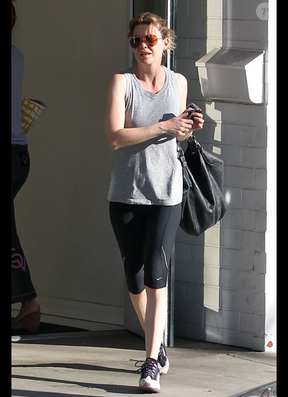 Ellen Pompeo fait encore la tête lorsqu'elle quitte la salle de gym à Los Angeles le 4 janvier 2012