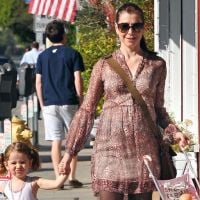 Alyson Hannigan, enceinte, regarde sa fille jouer à la maman