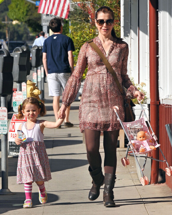 Alyson Hannigan et sa fille sont de sortie à Los Angeles, le 5 janvier 2011.