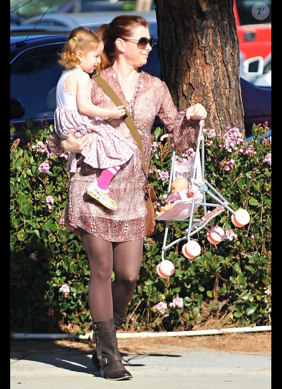 Même enceinte, Alyson Hannigan ne rechigne pas à l'effort avec les bras chargés par sa fille Satyana et sa poussette. Los Angeles, le 5 janvier 2011.