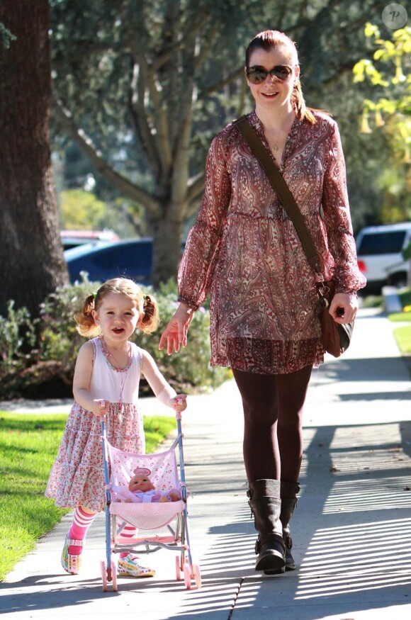 Alyson Hannigan et sa fille à Los Angeles, le 5 janvier 2012.
