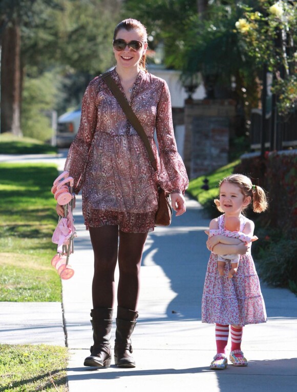 Alyson Hannigan et sa fille à Los Angeles, le 5 janvier 2012.