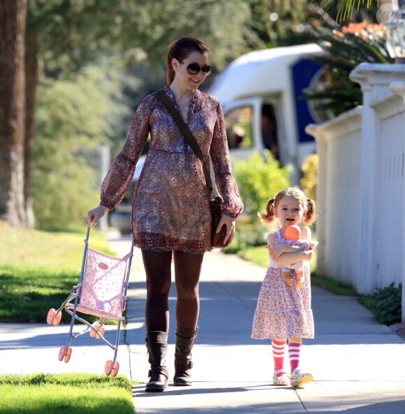 Alyson Hannigan et sa fille Satyana à Los Angeles, le 5 janvier 2012.