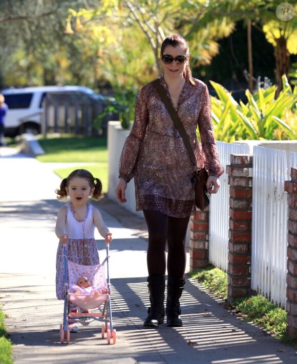 Alyson Hannigan profite du soleil de Los Angeles avec sa fille lors d'une promenade dans leur quartier de Brentwood. Le 5 janvier 2012.