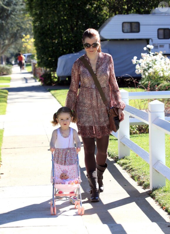 Alyson Hannigan et sa fille de deux ans Satyana à Los Angeles, le 5 janvier 2012.