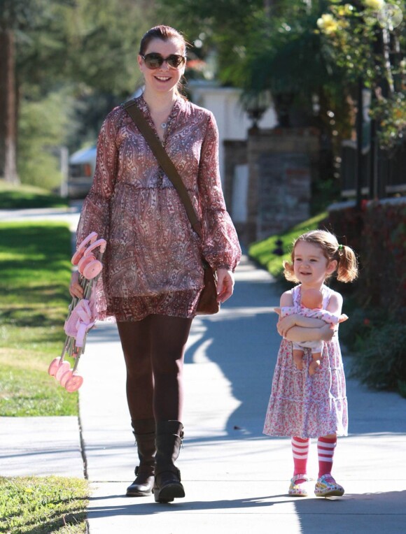 Alyson Hannigan et sa fille Satyana à Los Angeles, le 5 janvier 2012.