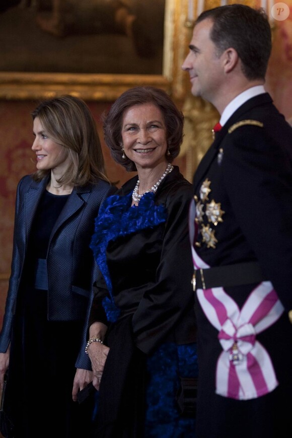 Letizia et Felipe d'Espagne, avec le roi Juan Carlos et la reine Sofia, célébraient le 6 janvier 2012, jour de l'épiphanie, la Pâque militaire célébrant la récupération de l'île de Minorque au XVIIIe siècle, au palais royal, à Madrid.