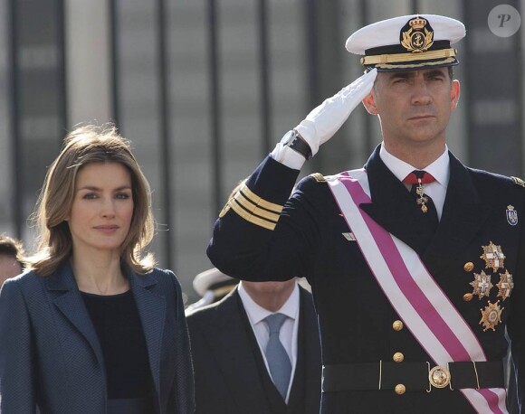Letizia et Felipe d'Espagne, en uniforme de rigueur, célébraient le 6 janvier 2012, jour de l'épiphanie, la Pâque militaire célébrant la récupération de l'île de Minorque au XVIIIe siècle, au palais royal, à Madrid.