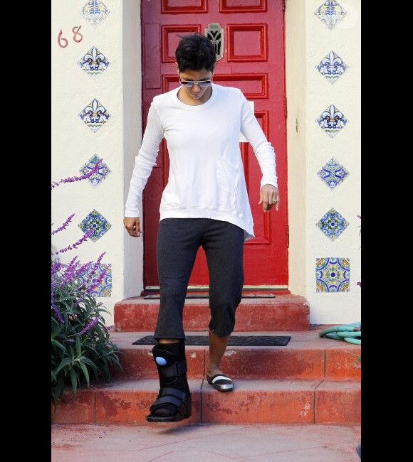 Halle Berry portait une attelle à la jambe droite le 6 janvier 2012 à Los Angeles