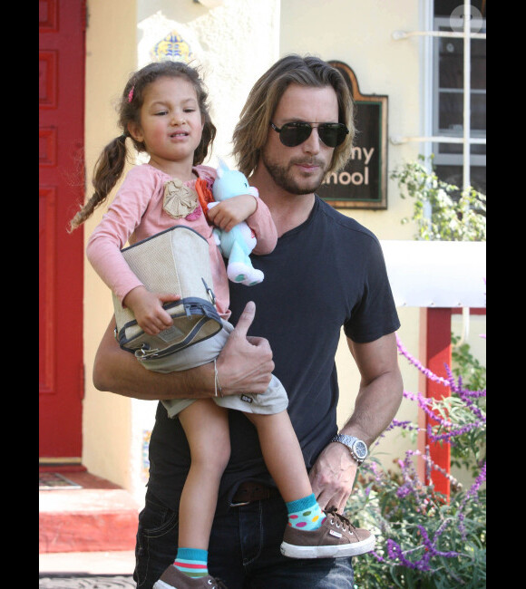 Gabriel Aubry vient chercher sa petite Nahla à l'école le 6 janvier 2012 à Los Angeles