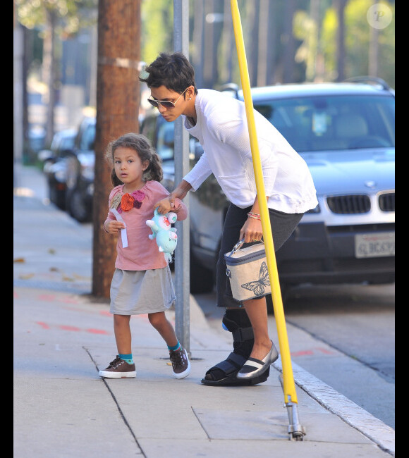 Halle Berry dépose sa petite Nahla à peine réveillée à l'école le 6 janvier 2012 à Los Angeles