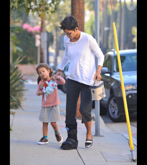 Halle Berry, attelle à la jambe dépose sa petite Nahla encore endormie à l'école le 6 janvier 2012 à Los Angeles