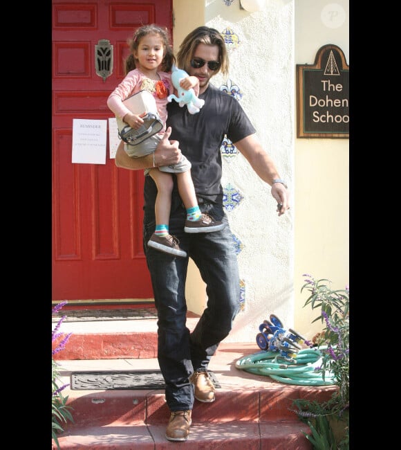 Gabriel Aubry est venu chercher sa petite Nahla à l'école le 6 janvier 2012 à Los Angeles
