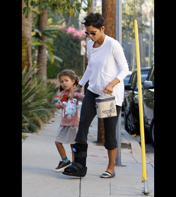 Halle Berry dépose sa petite Nahla à l'école le 6 janvier 2012 à Los Angeles