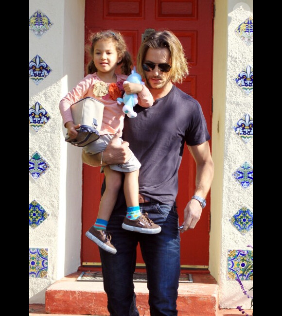 Gabriel Aubry vient chercher sa petite Nahla à l'école le 6 janvier 2012 à Los Angeles