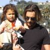 La petite Nahla est bien contente de retrouver les bras de son papa après l'école le vendredi 6 janvier 2012 à Los Angeles