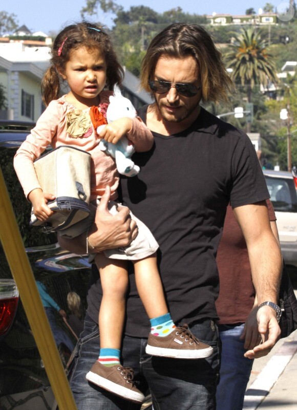 La petite Nahla est bien contente de retrouver les bras de son papa après l'école le vendredi 6 janvier 2012 à Los Angeles