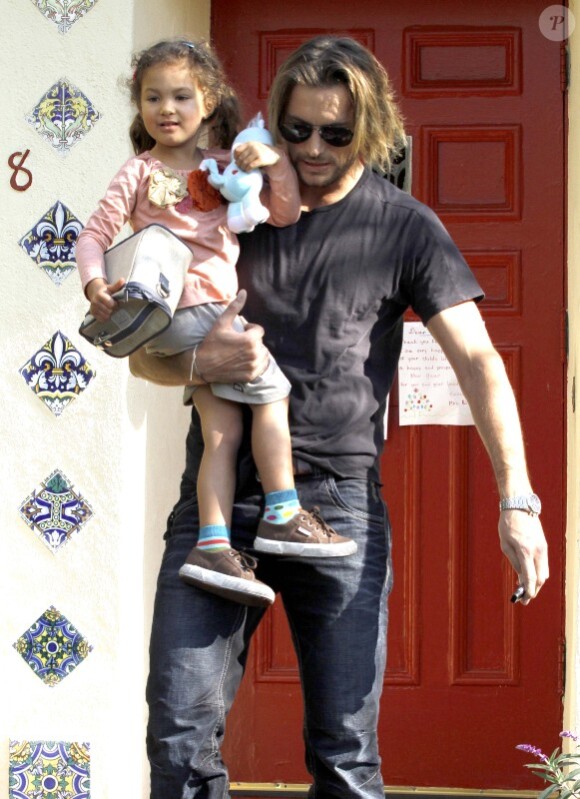 Gabriel Aubry vient chercher sa petite Nahla à l'école le vendredi 6 janvier 2012 à Los Angeles