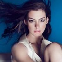 Anne Hathaway, irrésistiblement sensuelle, a le vent en poupe