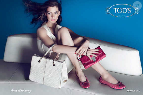 Anne Hathaway dans le second visuel de la nouvelle collection de sacs Tod's