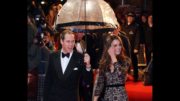 Catherine, en dentelle sous la pluie avec le prince William et Steven Spielberg
