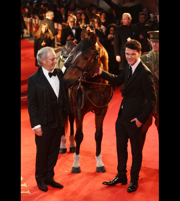 Le réalisateur Steven Spielberg, le cheval Joey et l'acteur Jeremy Irvine lors de l'avant-première du film Cheval de Guerre à Londres le 8 janvier 2012
