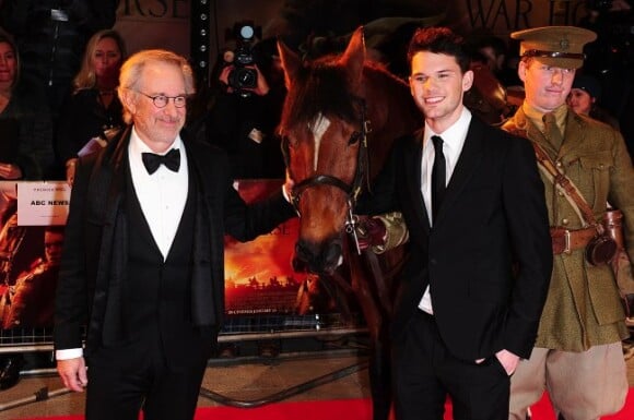 Steven Spielberg, son acteur Jeremy Irvine, et le cheval Joey lors de l'avant-première du film Cheval de Guerre à Londres le 8 janvier 2012