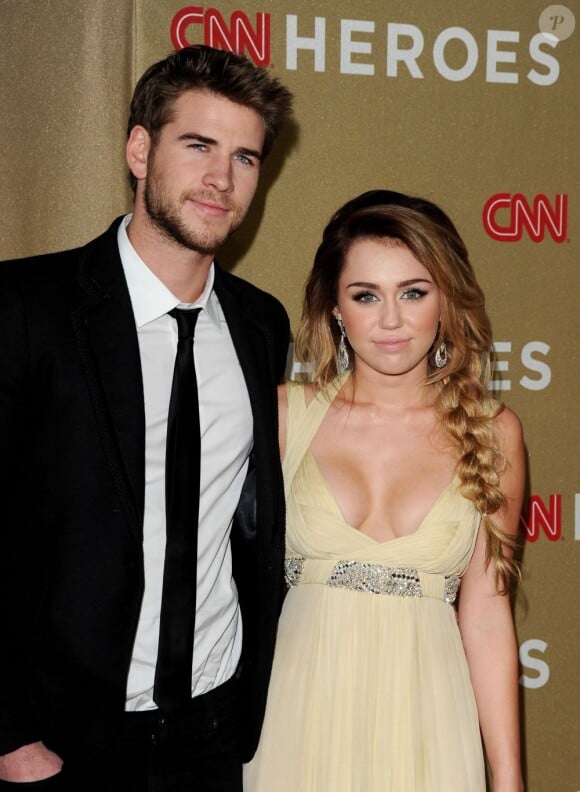 Liam Hemsworth et Miley Cyrus le 11 décembre 2011 à Los Angeles