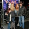 Noah Cyrus, Leticia Cyrus, Brandi Cyrus et Billy Ray Cyrus à la première de Joyful Noise le 9 janvier 2012 à Hollywood