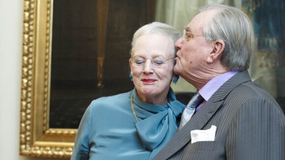 La reine Margrethe jubile devant la princesse Mary et sous les baisers de Henrik
