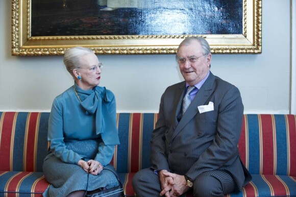La reine Margrethe II de Danemark et son mari le prince consort Henrik lors d'une séance photo précédant la conférence de presse de la monarque à l'occasion du jubilé de ses 40 ans de règne, au palais d'Amalienborg (Copenhague), le 10 janvier 2012.