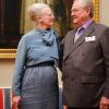 40 ans de règne, 45 ans de mariage et de complicité.
La reine Margrethe II de Danemark et son mari le prince consort Henrik lors d'une séance photo précédant la conférence de presse de la monarque à l'occasion du jubilé de ses 40 ans de règne, au palais d'Amalienborg (Copenhague), le 10 janvier 2012.