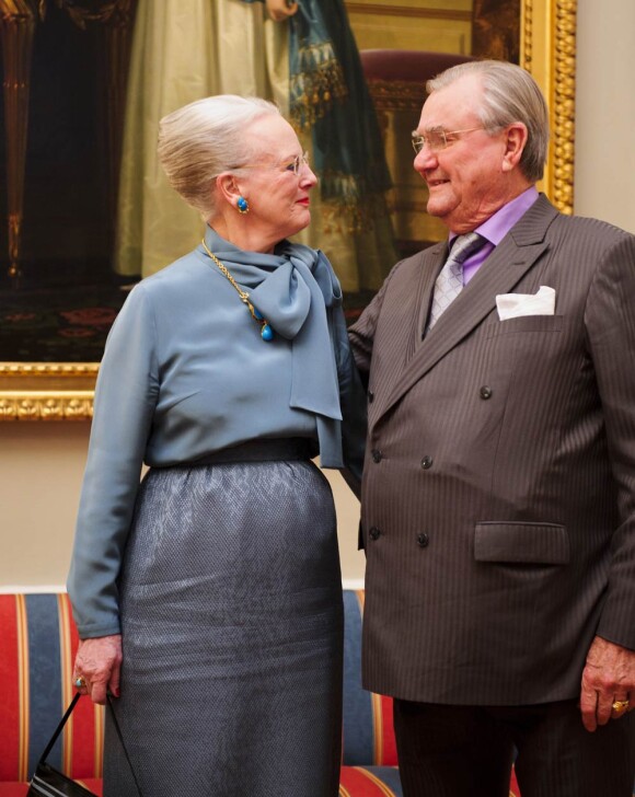 40 ans de règne, 45 ans de mariage et de complicité.
La reine Margrethe II de Danemark et son mari le prince consort Henrik lors d'une séance photo précédant la conférence de presse de la monarque à l'occasion du jubilé de ses 40 ans de règne, au palais d'Amalienborg (Copenhague), le 10 janvier 2012.
