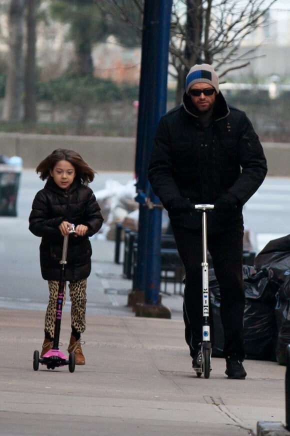 Hugh Jackman et sa fille Ava vont à l'école en patinette, le 10 janvier 2012 à New York