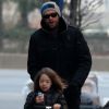 Derrière sa fille Ava, Hugh Jackman en patinette le 10 janvier 2012 à New York