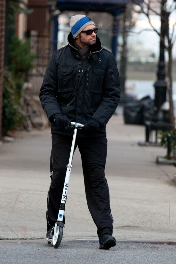 Hugh Jackman en patinette avec sa fille Ava, en route pour l'école le 10 janvier 2012 à New York